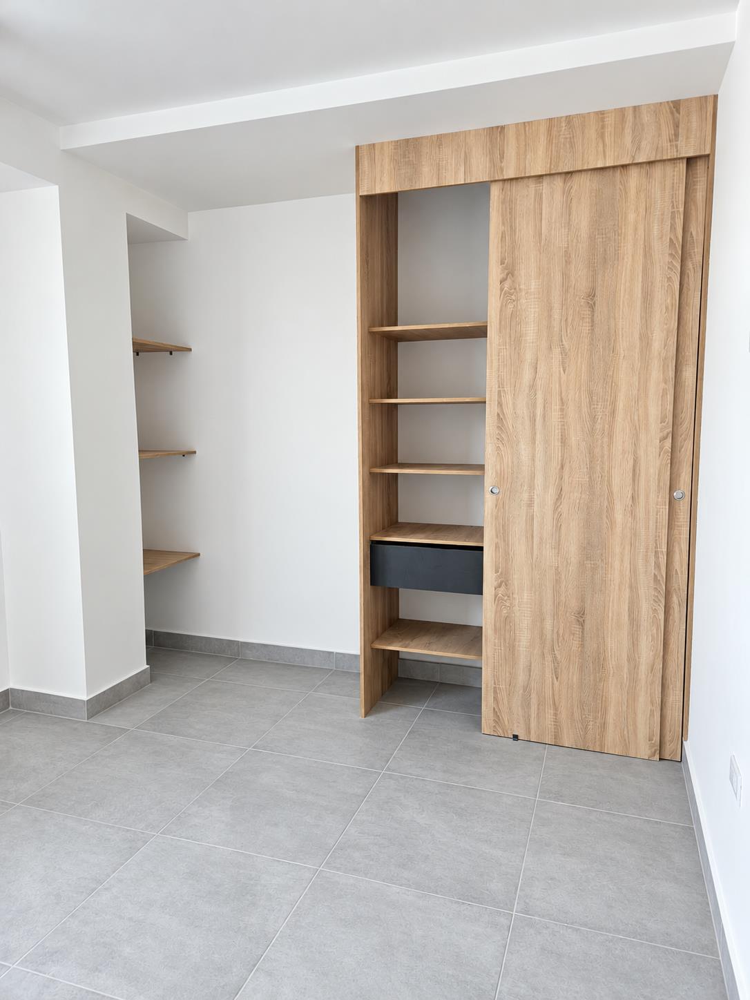 Clóset · Almacenamiento, fotografía retocada de un proyecto de apartamentos ejecutado por el propietario